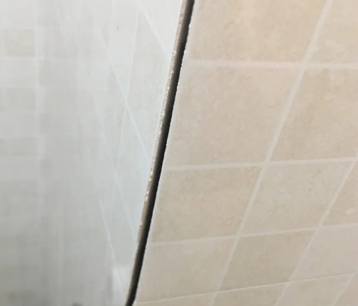 万柏林瓷砖空鼓维修公司分享阳台瓷砖脱落的修复过程可以分为以下几个步骤