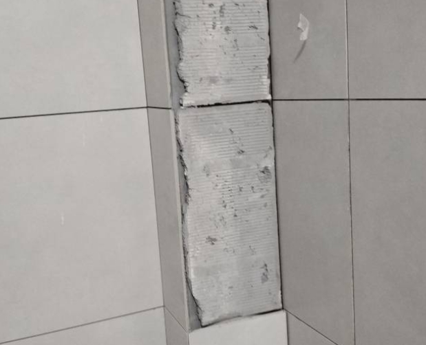 万柏林瓷砖空鼓维修公司分享下瓷砖施工前基层浇水润湿程度不足，可能导致以下问题