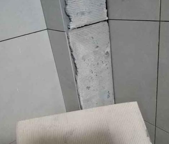 万柏林瓷砖空鼓维修公司分享下厨房瓷砖脱落的补救措施。